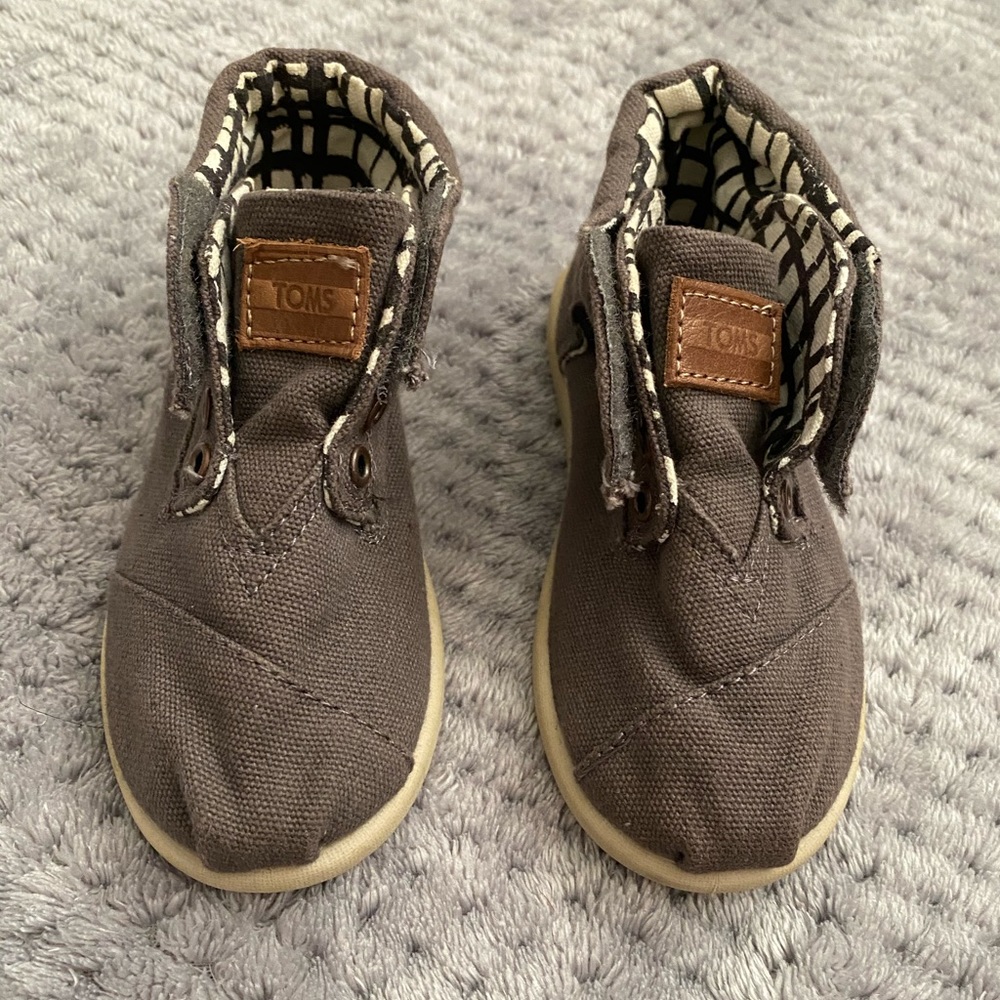 Toddler TOMS size 9